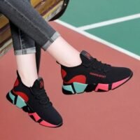 Calçado desportivo feminino ou ténis, para caminhada e corrida.